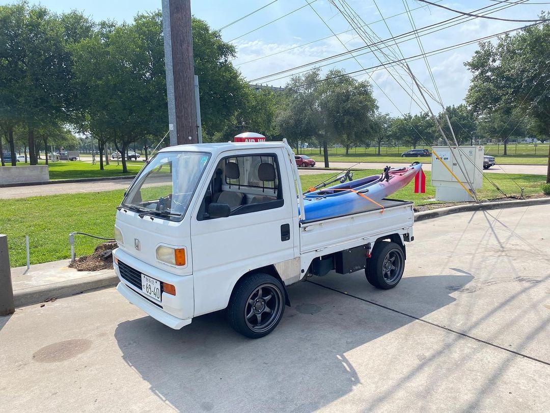 Rod's Honda Acty with a Kayak in the tray